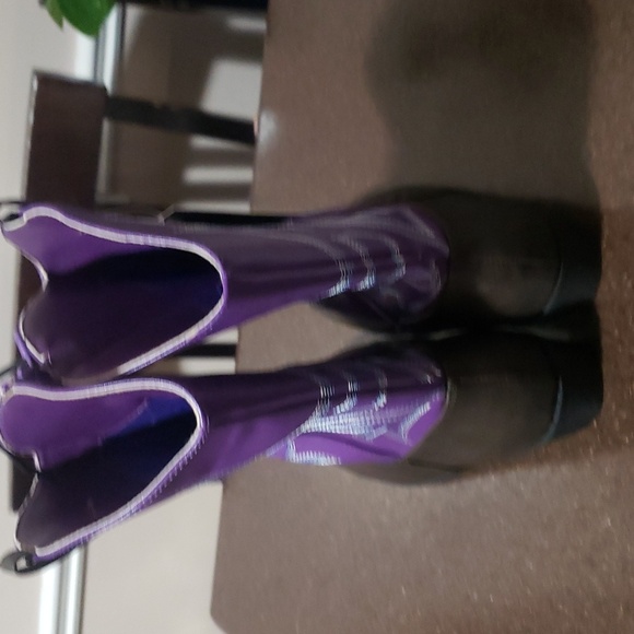 Embroidered Western Mid-Calf Pointed-Toe Cowgirl Boots. Size 6. - Picture 4 of 5
